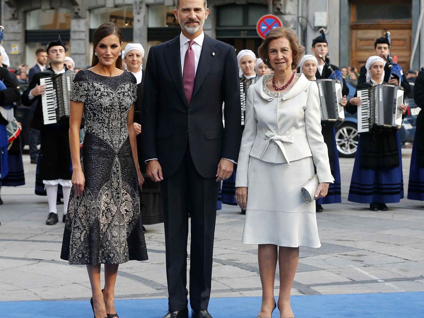 Los Reyes, con doña Sofía, en los Premios Princesa de Asturias. (EFE)
