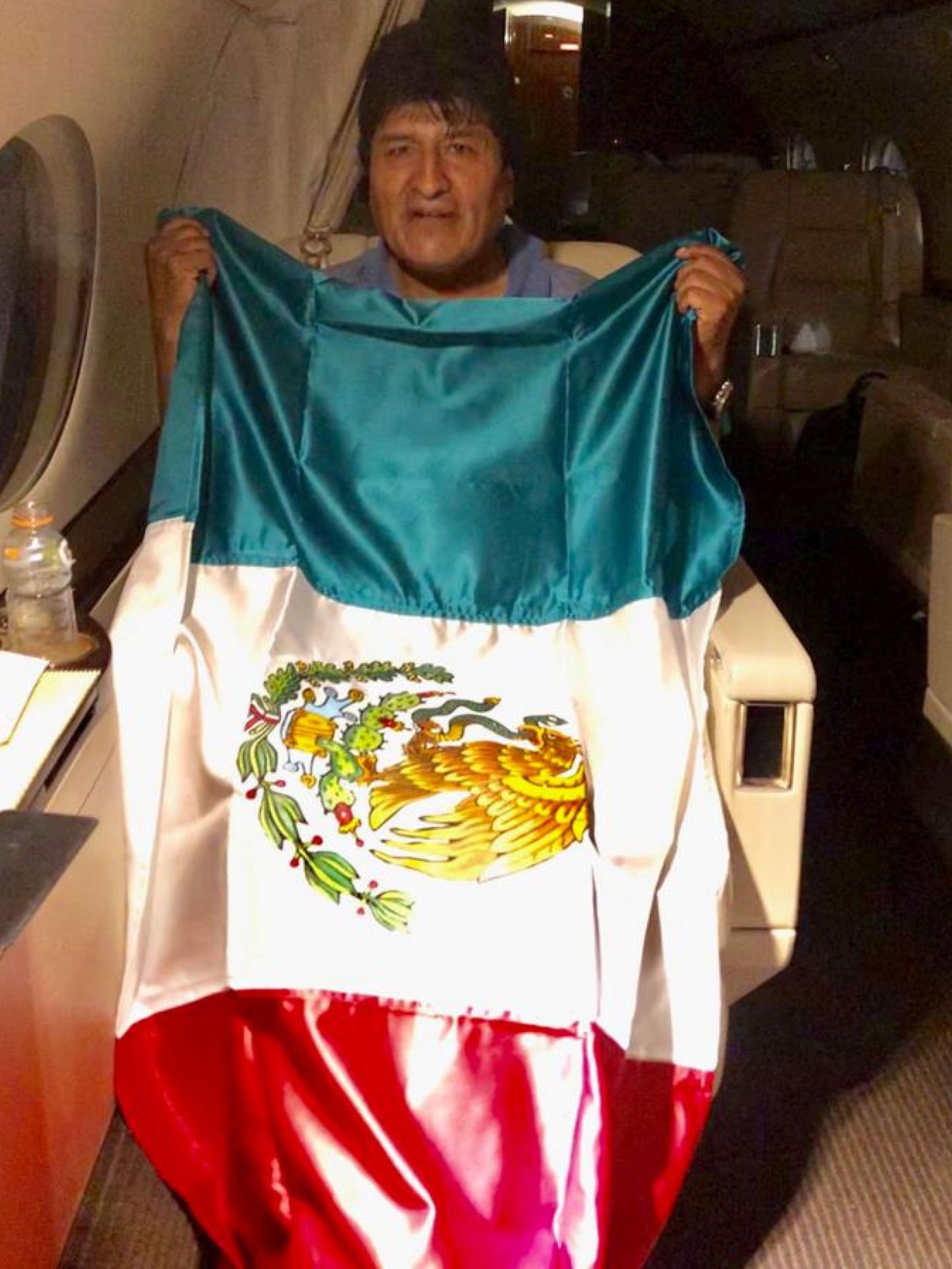 Evo Morales en el avión que le traslada a  México. (Reuters)