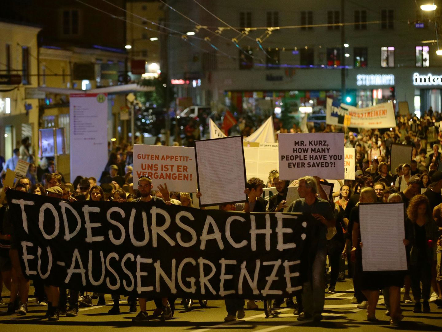 Cabecera de la protesta contra las políticas migratorias promovidas en la UE durante la cumbre de Salzburgo. (Reuters)