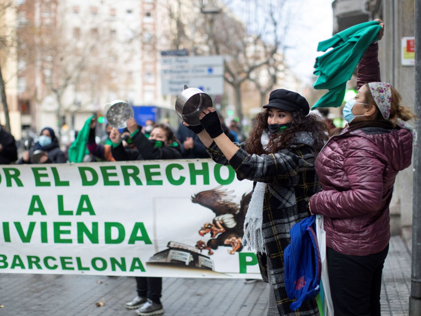 Miembros de Plataforma de Afectados por la Hipoteca protestaron ante la sede del PP en Barcelona, tras ser impugnado un decreto del Govern para limitar alquileres. (EFE)