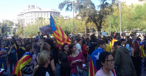 Foto: Estudiantes se manifiestan en la Plaza de la Universidad de Barcelona. (Rafa Méndez)
