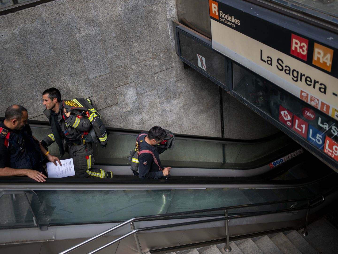 Varios bomberos en la estación de Renfe y Metro 'La Sagrera'. (Europa Press/Lorena Sopêna)