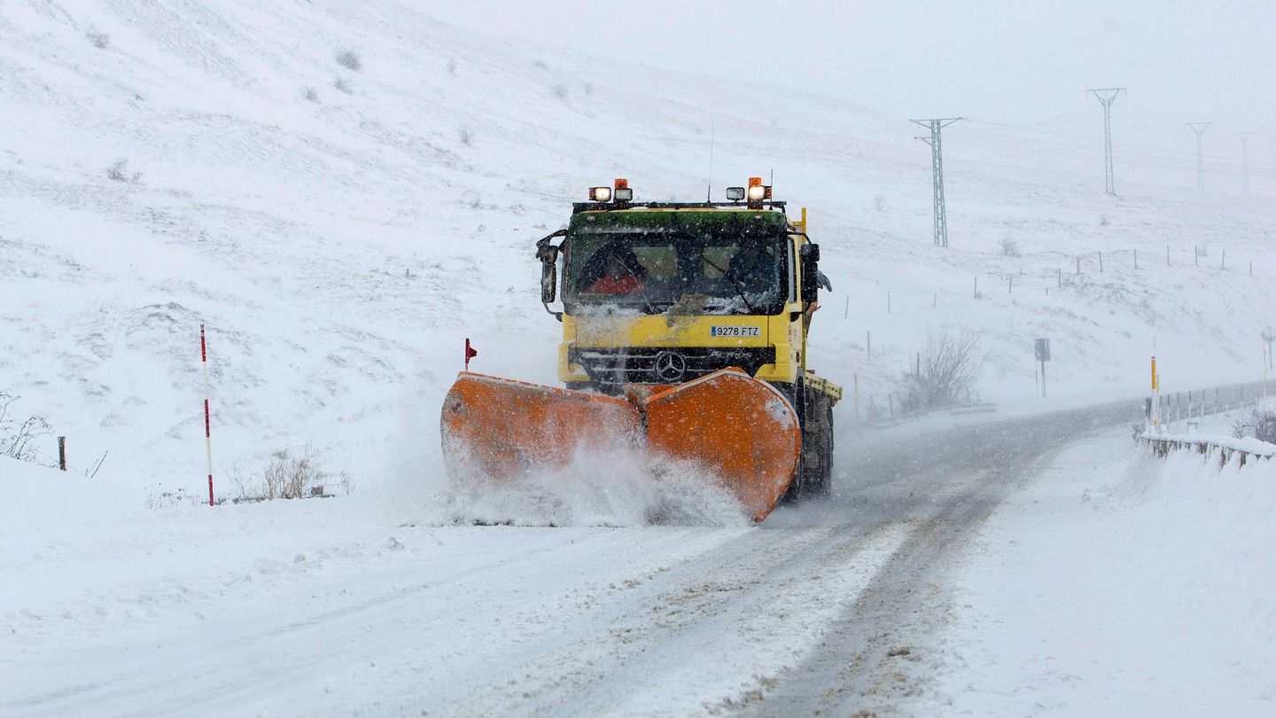 Una máquina quitanieves limpia una carretera del paso fronterizo del Portalet entre España y Francia cubierta por la nieve caída en la zona. (EFE)