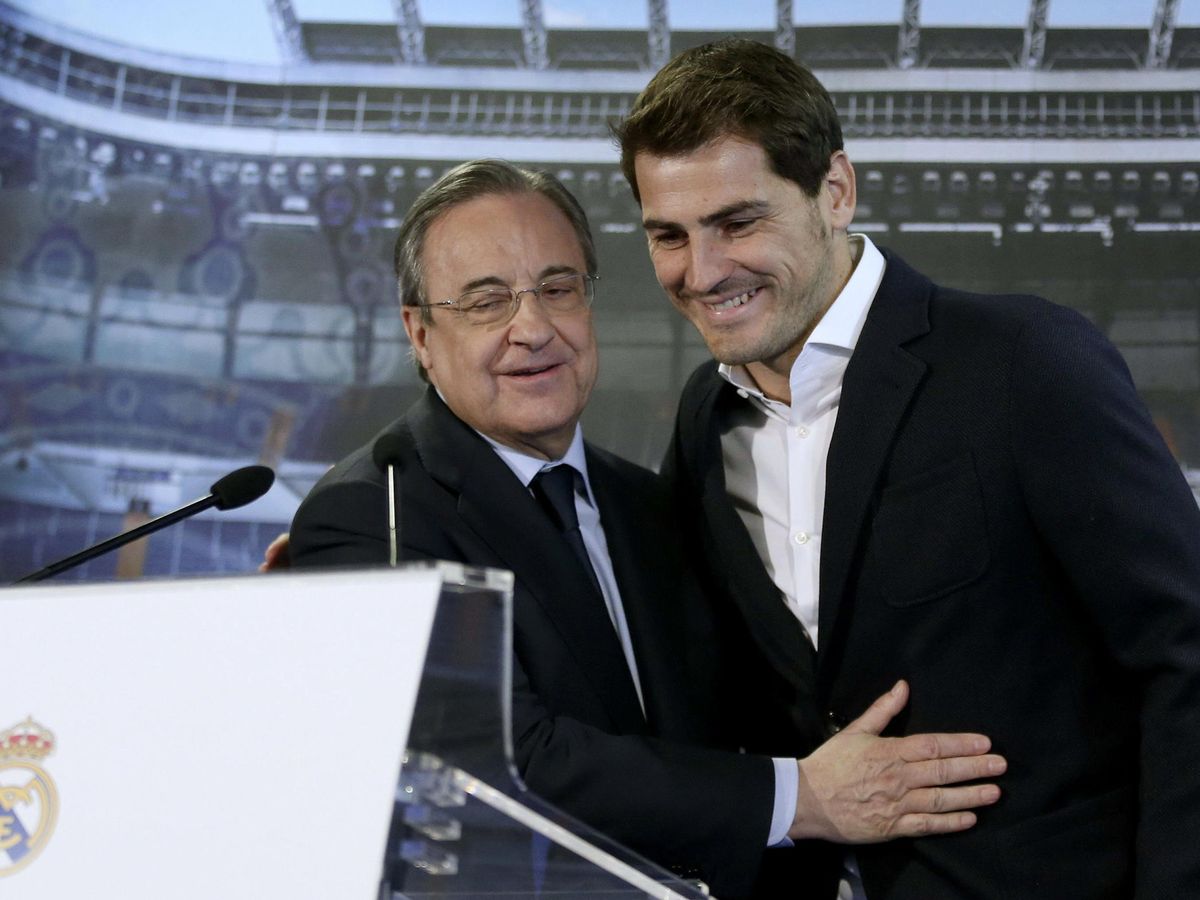 Foto: Iker Casillas, con Florentino Pérez en la despedida institucional que el club le brindó en 2015. (EFE)