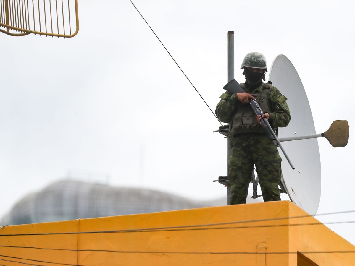 Foto: Un militar custodia la estación Radio Canela, a donde llegó el presidente de Ecuador, Daniel Noboa. (EFE/José Jácome)