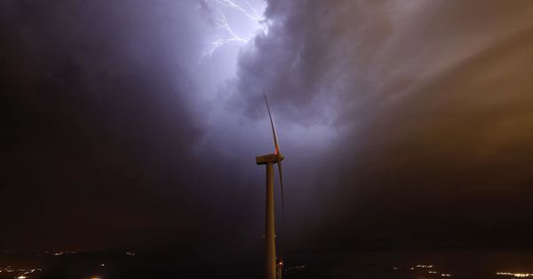 Foto: Tormentas bajo un parque eólico en Navarra. (EFE)