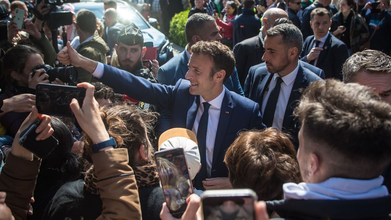 Foto: El presidente francés, Emmanuel Macron, saluda a la multitud tras emitir su voto en Le Touquet, Francia. (EFE/Christophe Petit)