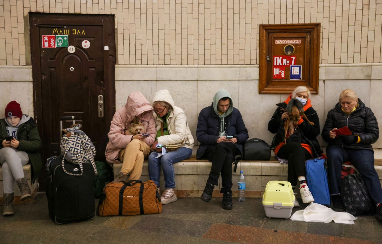 Ucranianos se refugian en una estación de metro a modo de búnker antibombardeos. (Reuters/Umit Bektas)