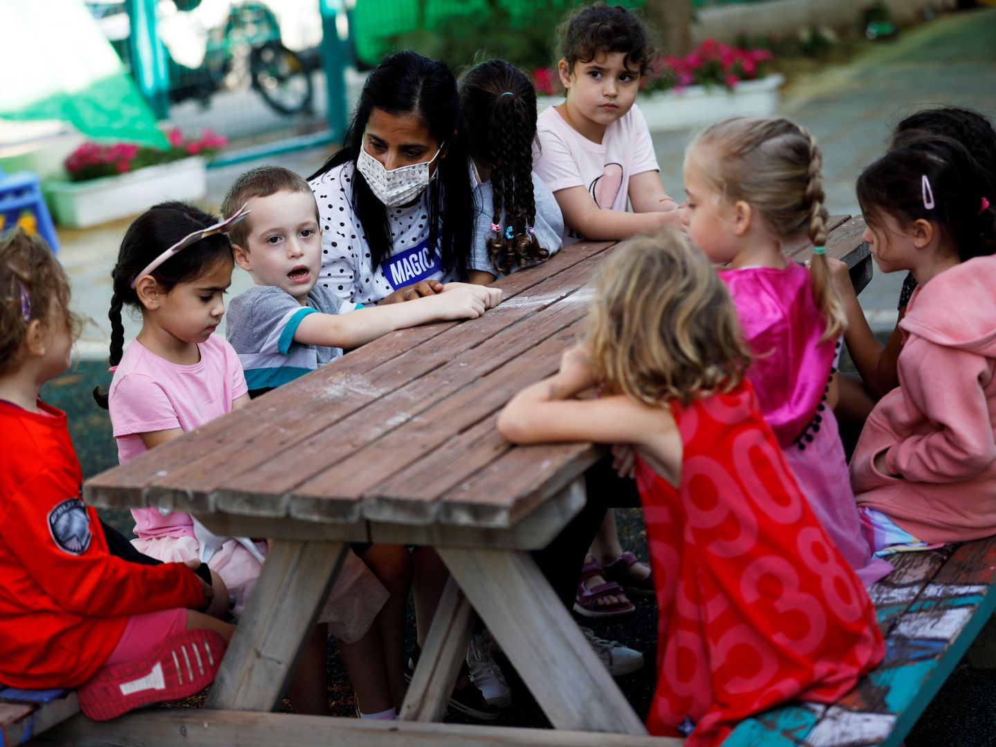 Niños de preescolar, en un colegio de Tel Aviv antes de regresar al confinamiento. (Reuters)