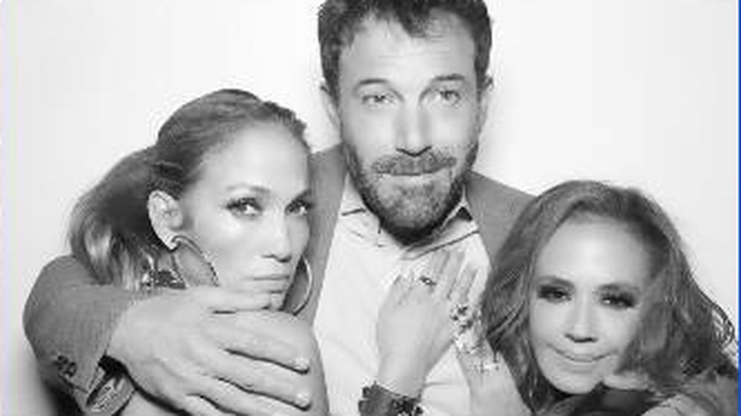 Jennifer Lopez y Ben Affleck, junto a Leah Remini. (Instagram @leahremini)