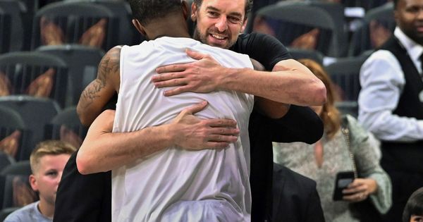 Foto: Pau Gasol abraza a LaMarcus Aldridge en su regreso a San Antonio. (EFE)