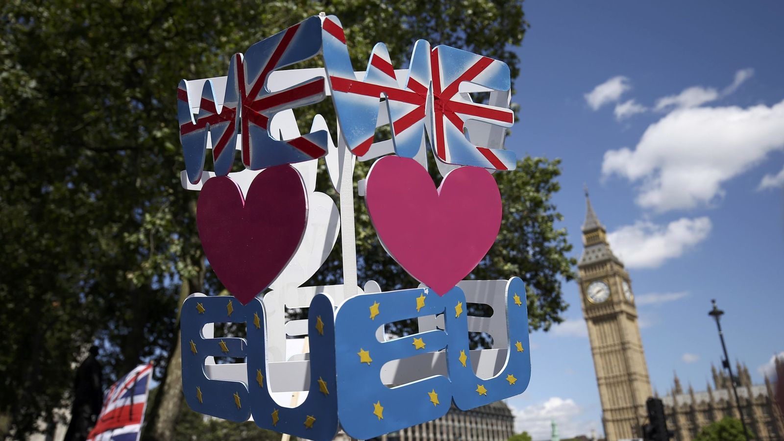 Foto: Pancartas pro-UE, durante una manifestación contra el Brexit en Londres, el 2 de julio. (Reuters)