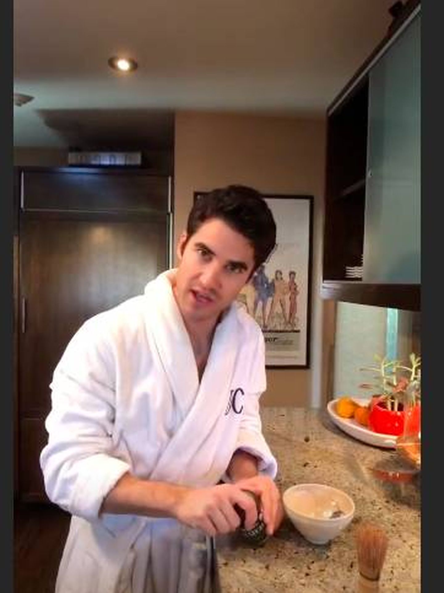 Darren Criss preparando su receta secreta para acudir a la gala, de nuevo en bata.  (Instagram)