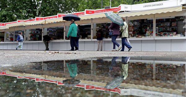 Foto: La Feria del Libro de Madrid estuvo amenazada por las fuertes lluvias | EFE