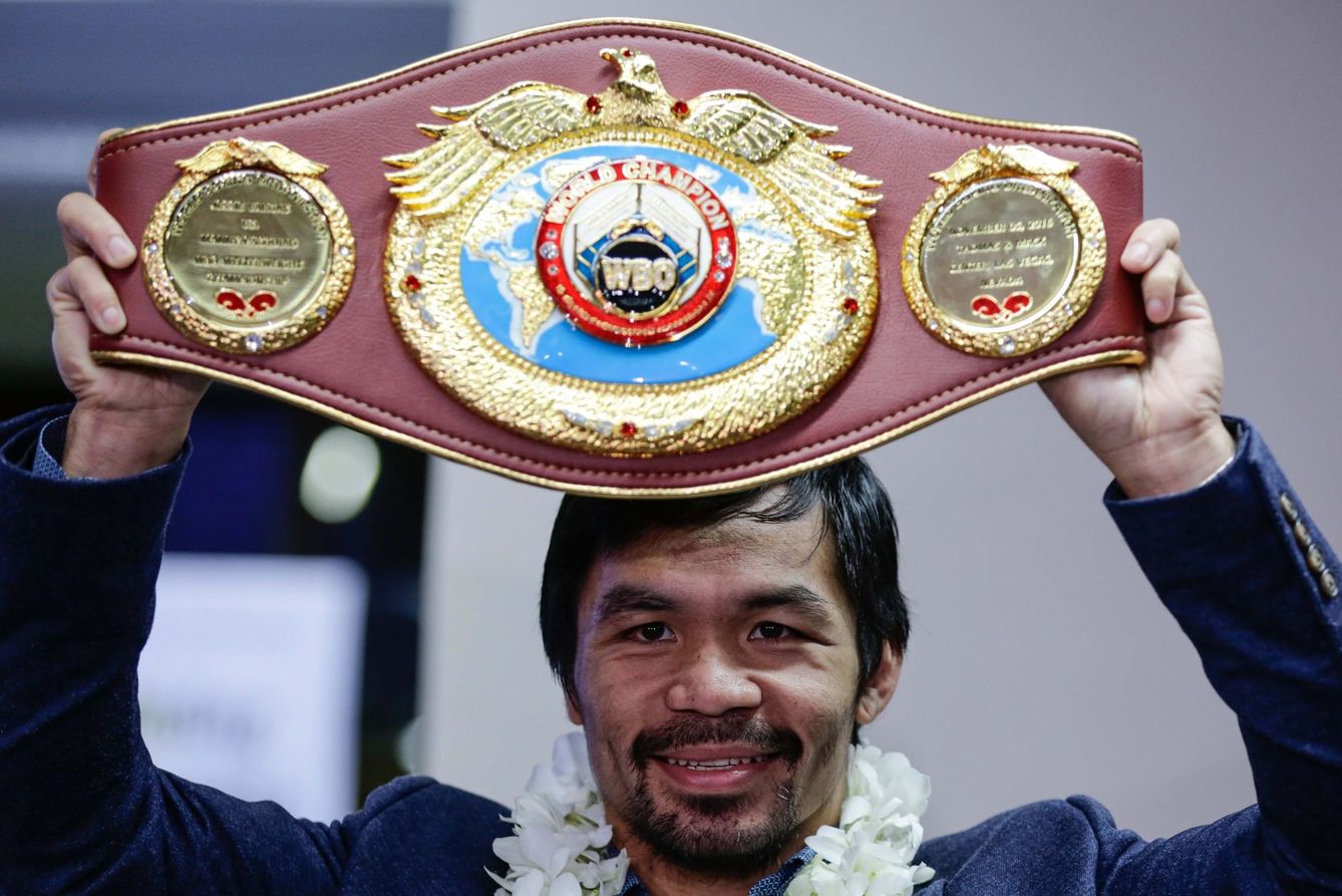 Manny 'Pacman' Pacquiao sostiene el cinturón de campeón mundial peso welter OMB. (EFE)