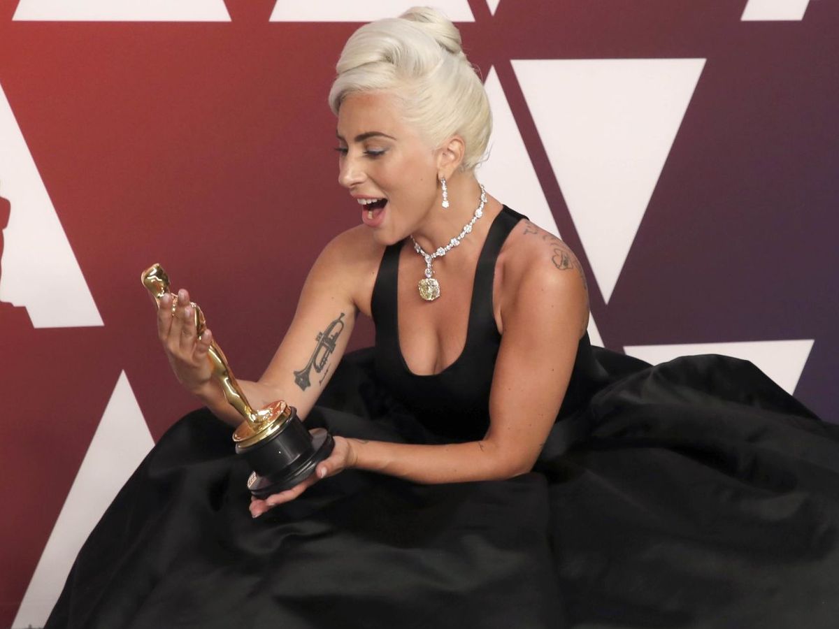 Foto: Lady Gaga, en la ceremonia de los Premios Oscar de 2019, tras ganar el premio a mejor canción. (Reuters/Mike Segar)