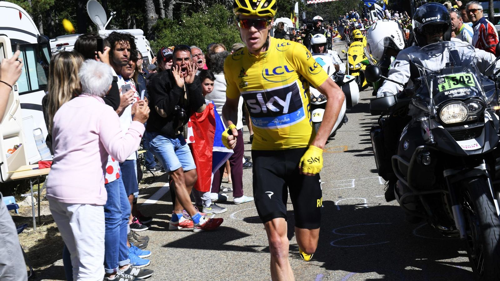 Foto: Froome echa a correr sin bicicleta e intenta minimizar su pérdida en el Tour de Francia. (EFE)