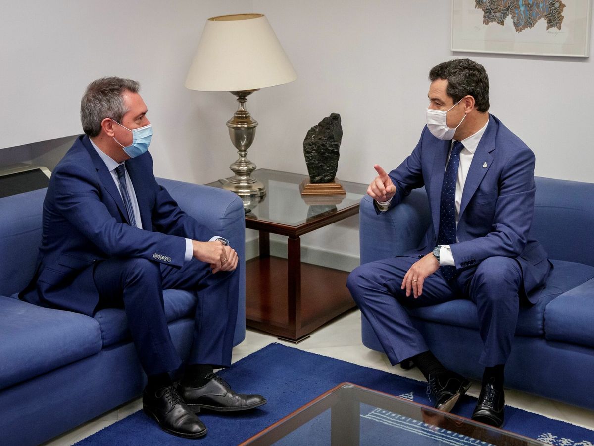 Foto: El presidente andaluz, Juanma Moreno (d), conversa con Juan Espadas (i). (EFE/Julio Muñoz)
