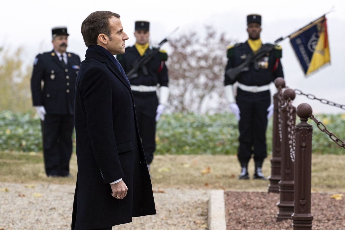 El presidente francés Emmanuel Macron participa en una ceremonia en memoria de los soldados caídos durante la Batalla de las Fronteras, en Morhangue, Francia, el 5 de noviembre de 2018. (EFE)