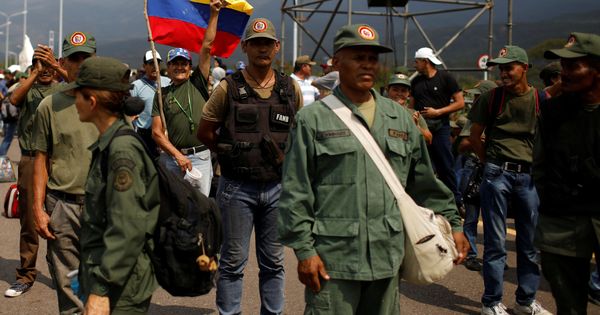 Foto: Manifestantes chavistas en el puente de Tienditas que une Venezuela con Colombia. (Reuters)