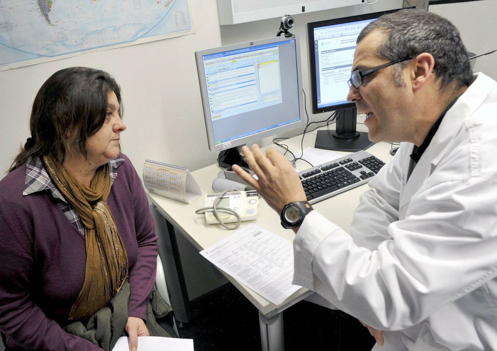 Foto: Un médico de un centro de atención al paciente (CAP) de Salt (Girona). (EFE)