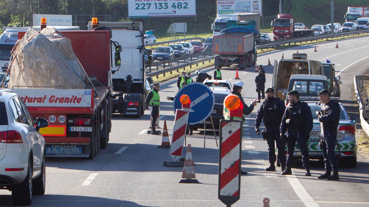 La policía vigila el tráfico para cruzar el puente Internacional de Tui (Pontevedra). (EFE)