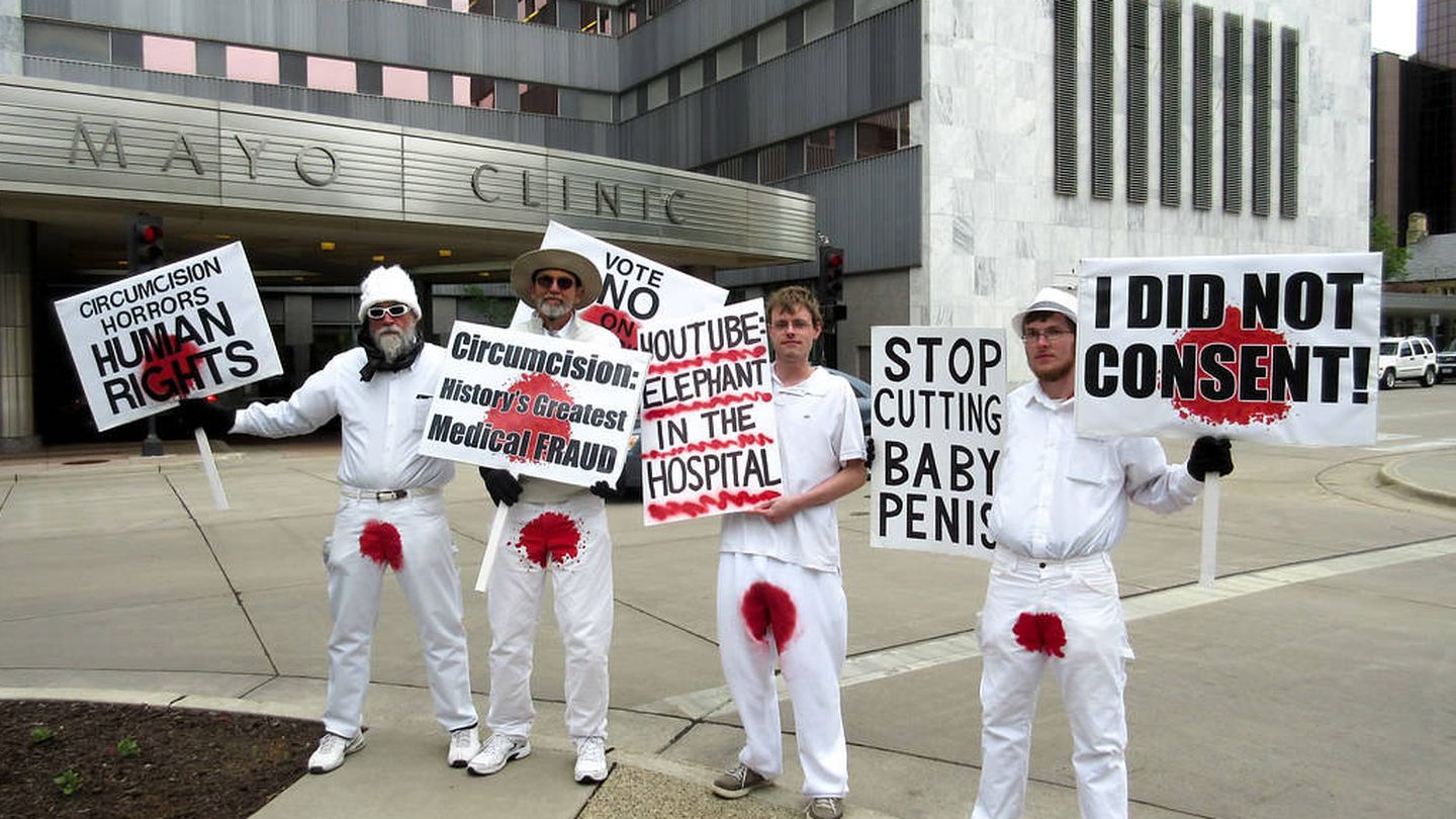 Protesta de los Hombres Manchados de Sangre. (Bloodstained Men / Flickr)