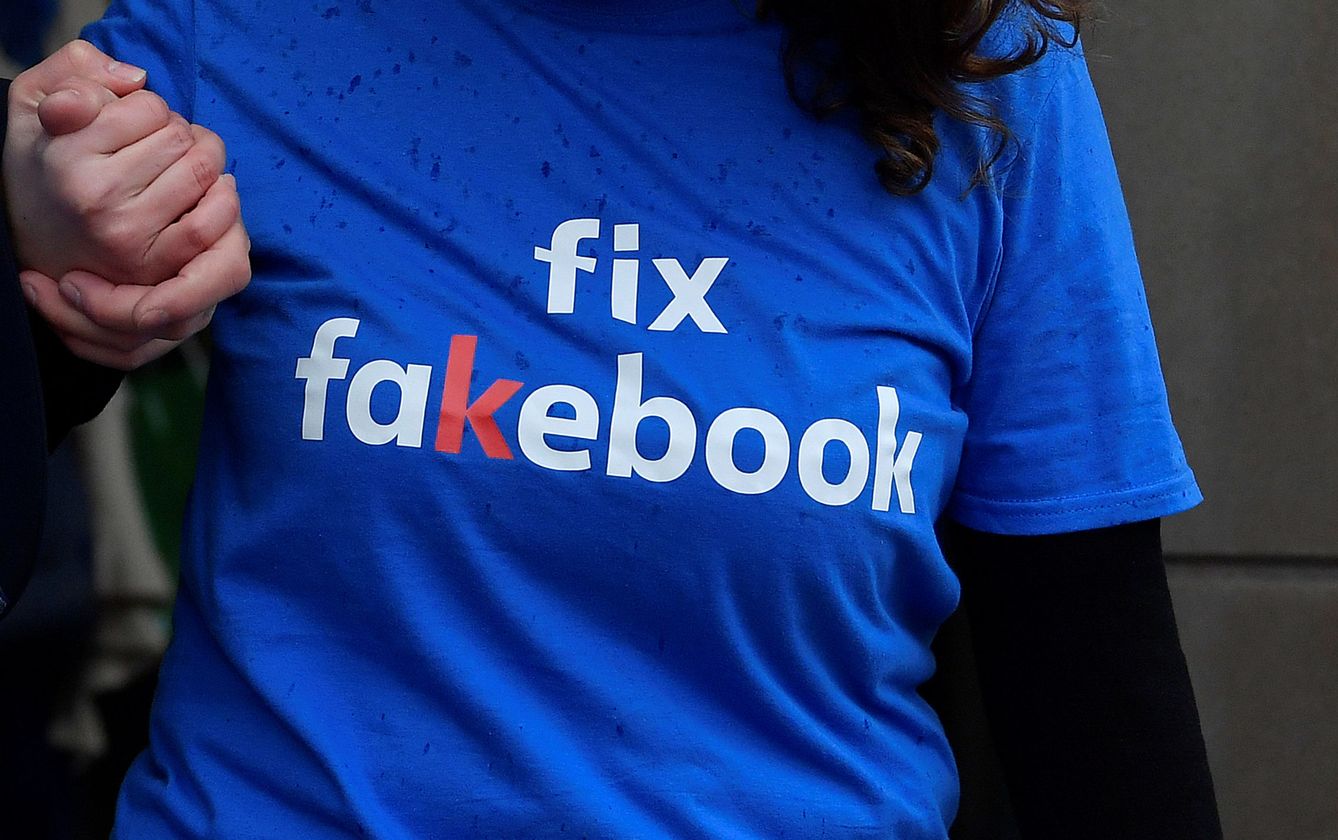 Una manifestante pide 'arreglar Facebook' en una concentración. (Reuters)