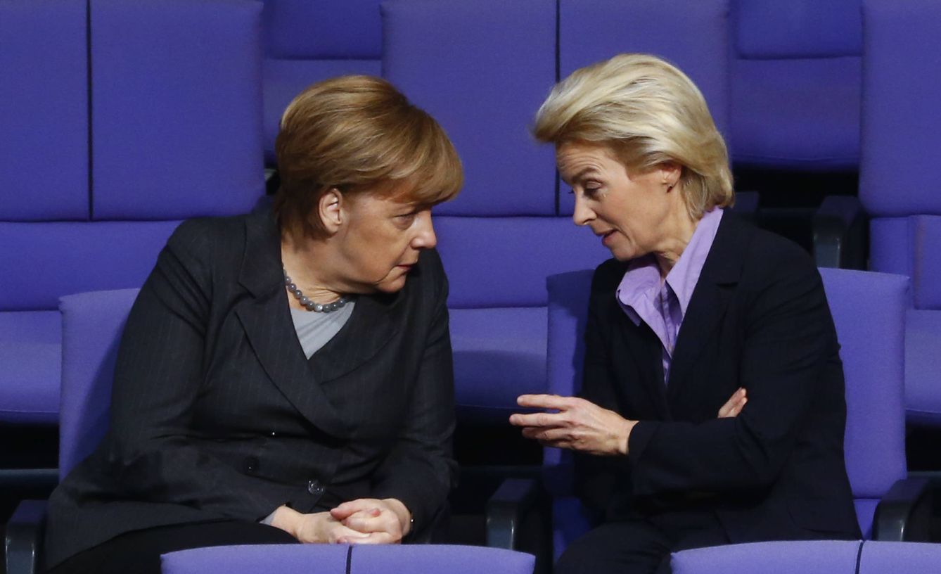La canciller Merkel habla con la ministra de Defensa en el Bundestag, en Berlín. (Reuters)