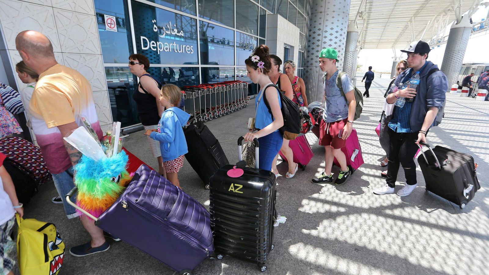 Foto: Los turistas abandona el país tras el ataque terrorista. (EFE)