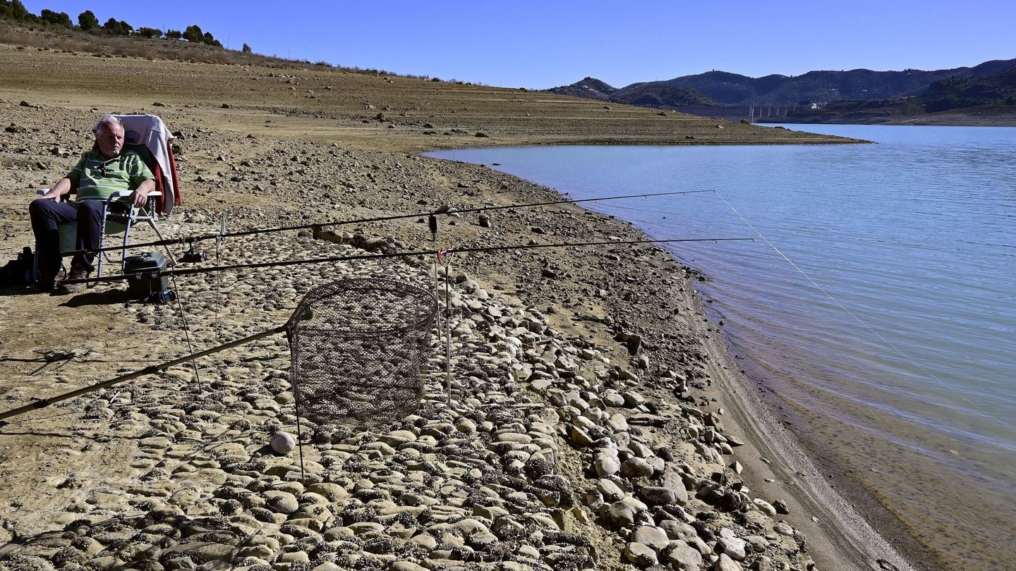 Imagen del pantano de La Viñuela, cuya capacidad está bajo mínimos. (EFE)