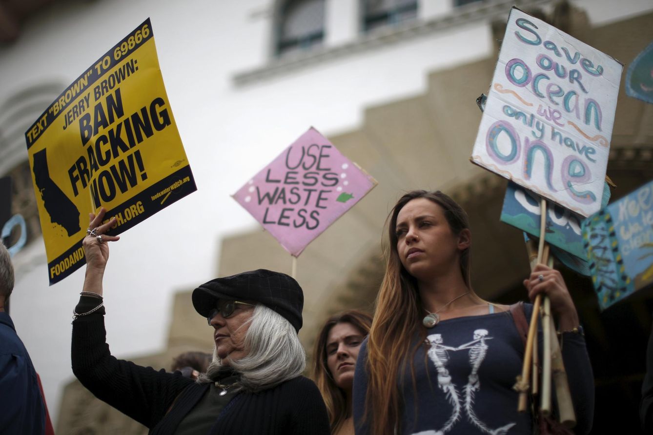 Manifestantes piden la prohibición del 'fracking' en Santa Barbara, California (Reuters).