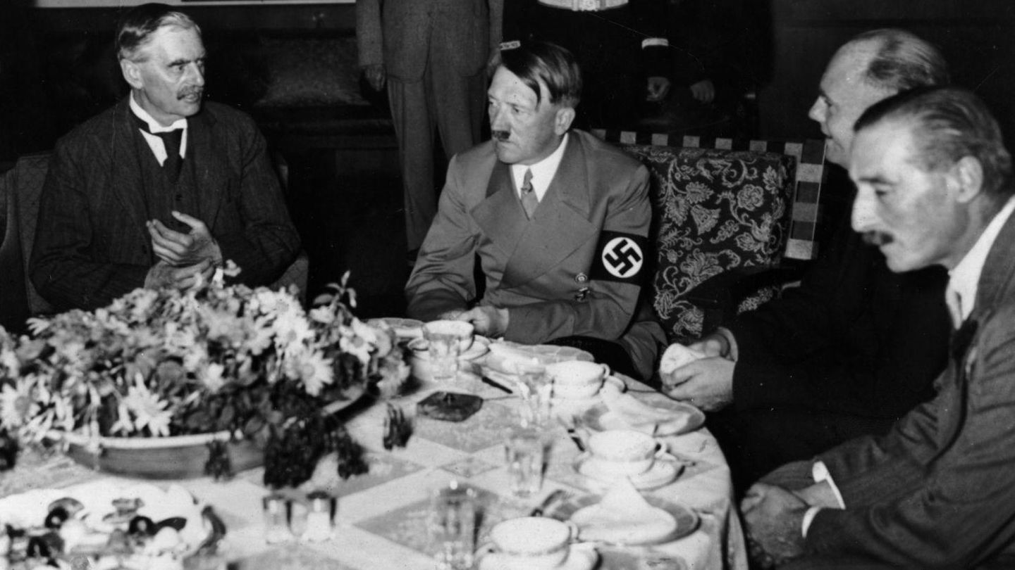 Chamberlain y Hitler en una cena en Munich en 1938