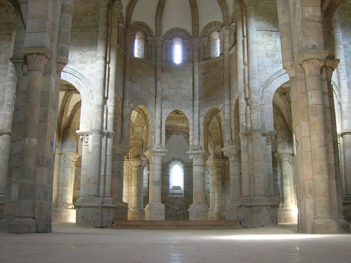 Foto: Vista del interior del monasterio de San Lorenzo de Carboeiro. (Wikimedia / José Antonio Gil Martínez de Vigo)