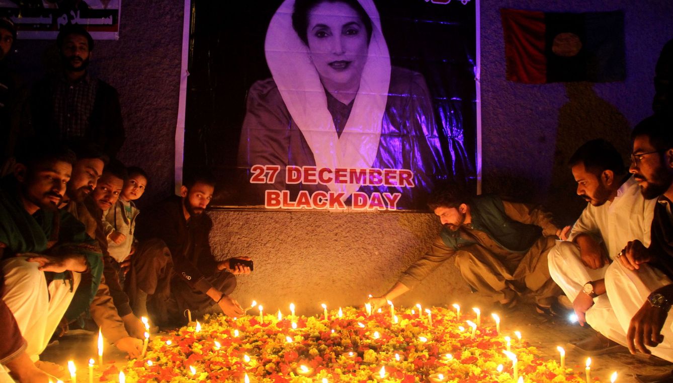 Ciudadanos pakistaníes encienden velas en recuerdo del aniversario del asesinato de Benazir Bhutto. (EFE)
