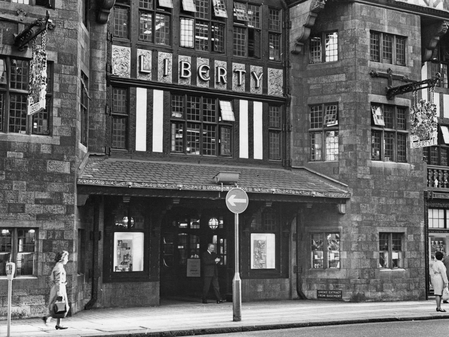 La fachada de los grandes almacenes Liberty en Londres en 1966 (Hulton Archive/Getty Images)