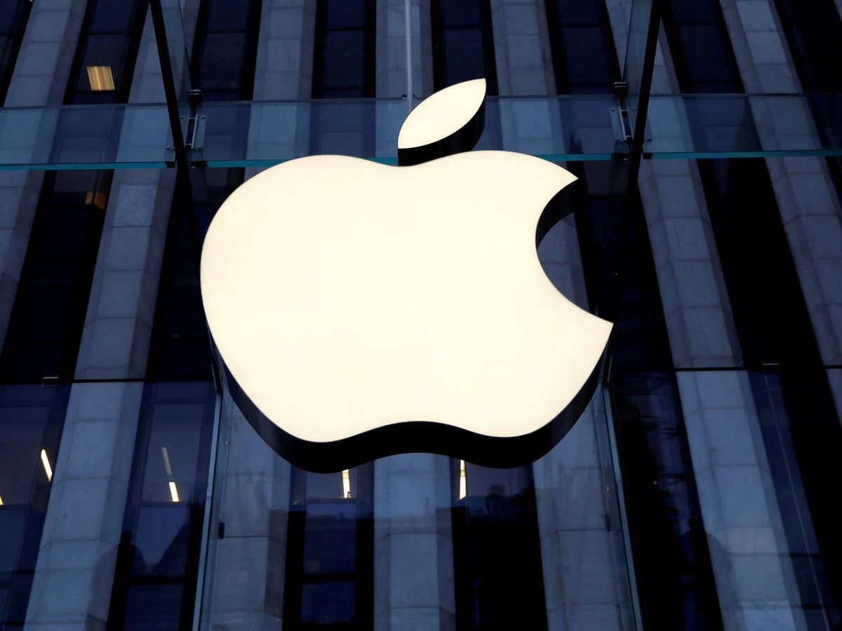 Foto: Logo de Apple en una de sus tiendas. (Reuters/Mike Segar)