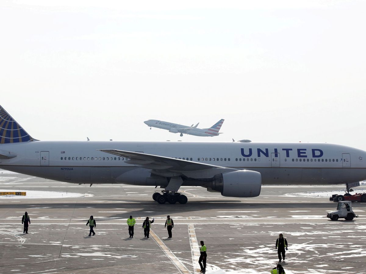 Foto: El vuelo de United Airlines se vio alterado por el irresponsable pasajero (Reuters/Kamil Krzaczynski)