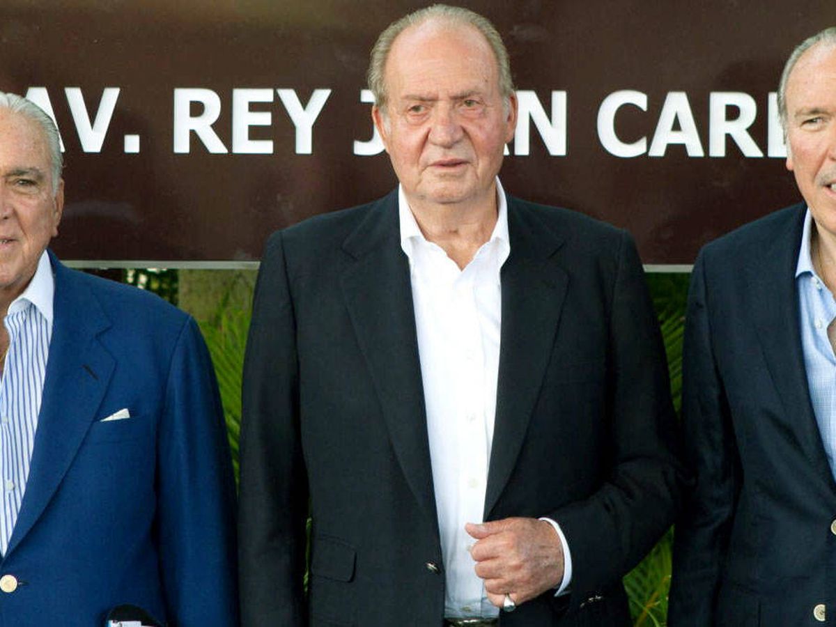 Foto: Juan Carlos I con dos de los hermanos Fanjul. (EFE)