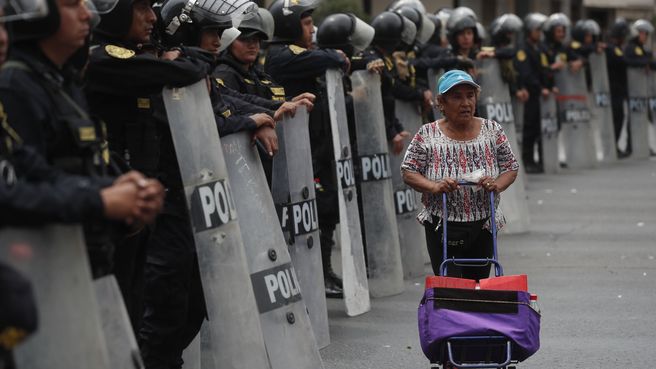 Foto de Policías vigilan el congreso de Lima tras la destitución de Pedro Castillo