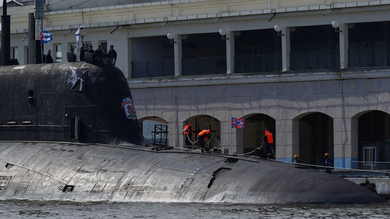 Foto: El submarino ruso Kazan, a su llegada el puerto de La Habana, en Cuba. Se pueden ver losetas desprendidas en la superficie del aparato. (Reuters)