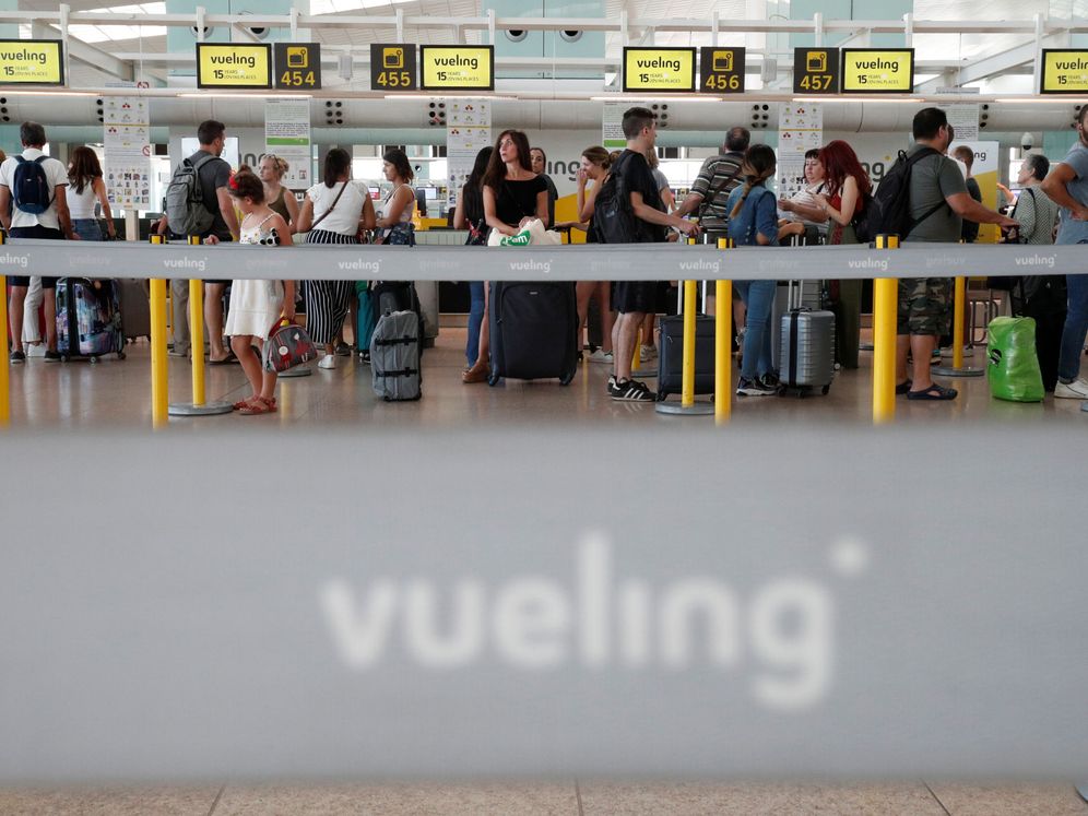 Foto: Foto de archivo de personas que hacen cola frente al mostrador de Vueling. (Reuters)