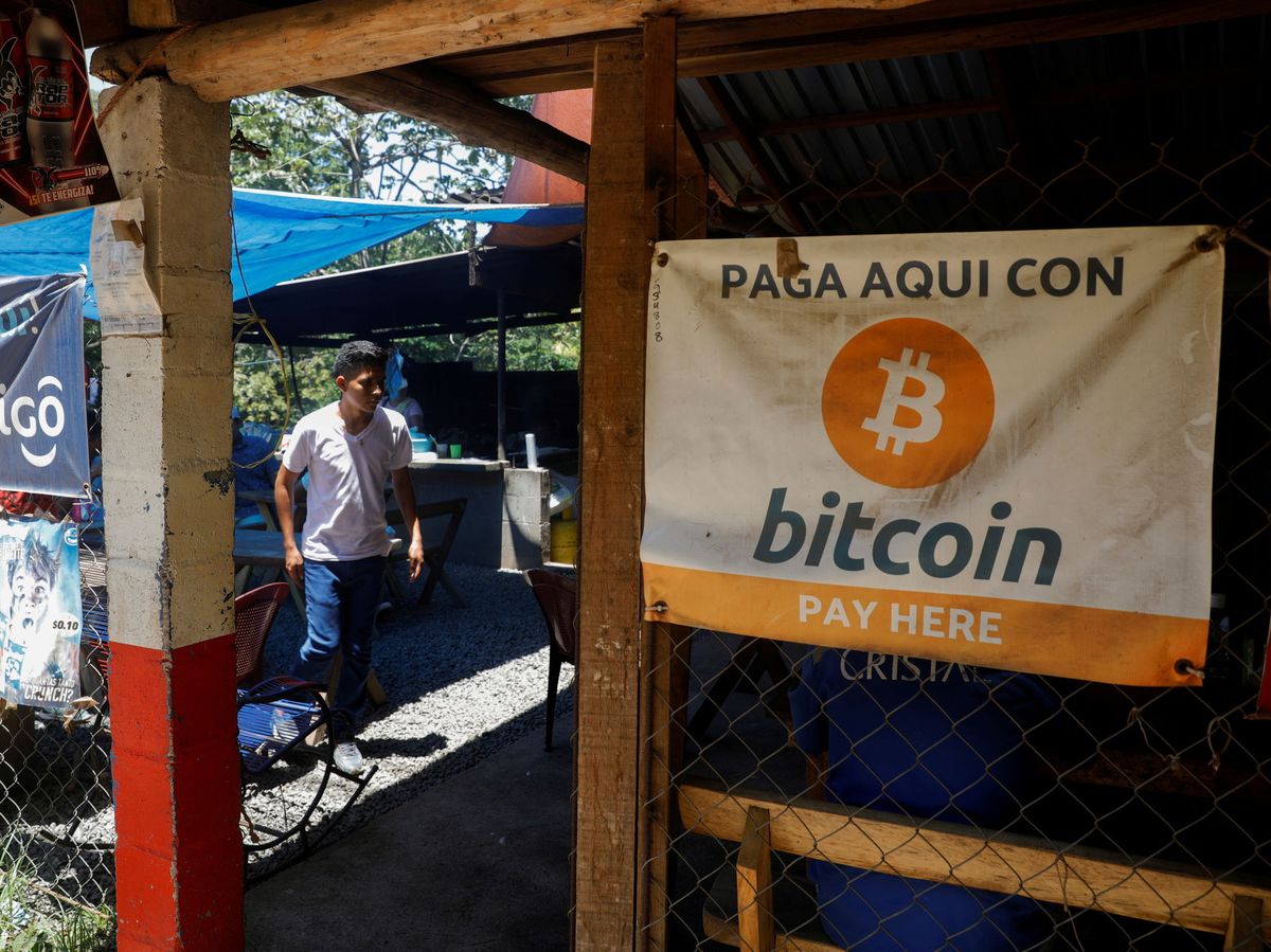 Foto: Cartel de Bitcoin en El Salvador (EFE)