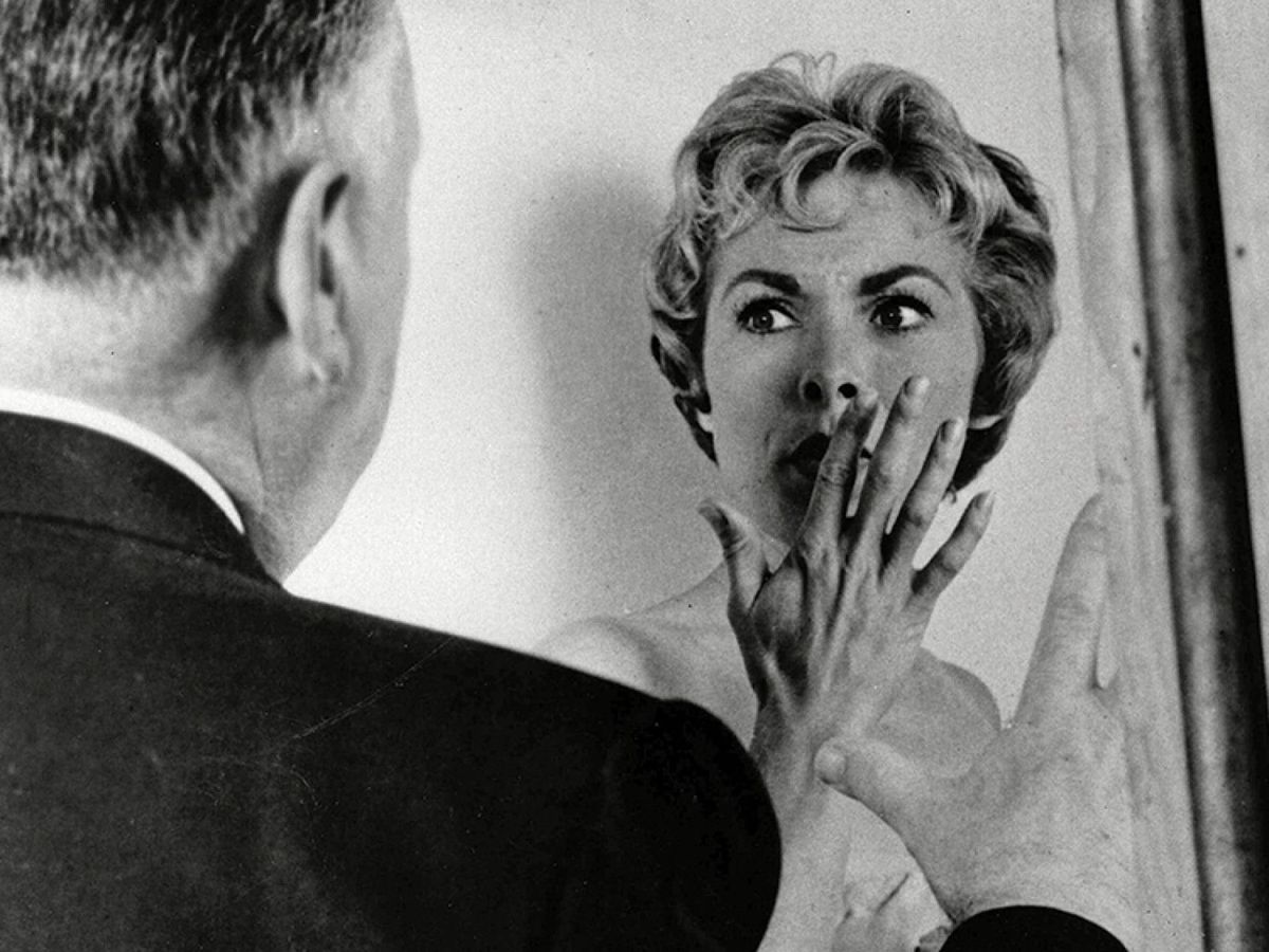 Foto: Alfred Hitchcock y Janet Leigh, durante el rodaje de 'Psicosis' (1960).