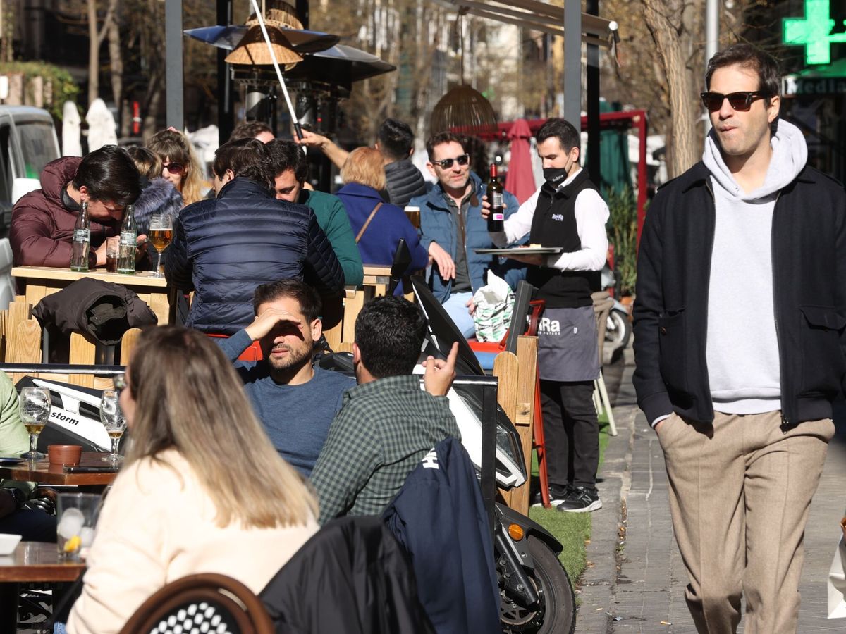 Foto: Varias personas en la terraza de un restaurante de Madrid. (EFE/Kiko Huesca)