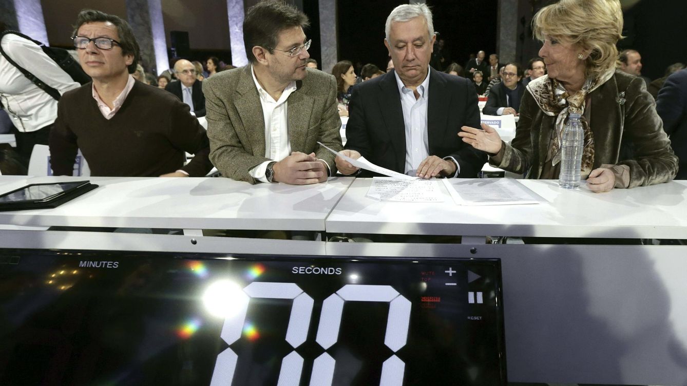 Foto: De izquierda a derecha, Carlos Floriano, Rafael Catalá, Javier Arenas y Esperanza Aguirre en el Foro. (Efe)