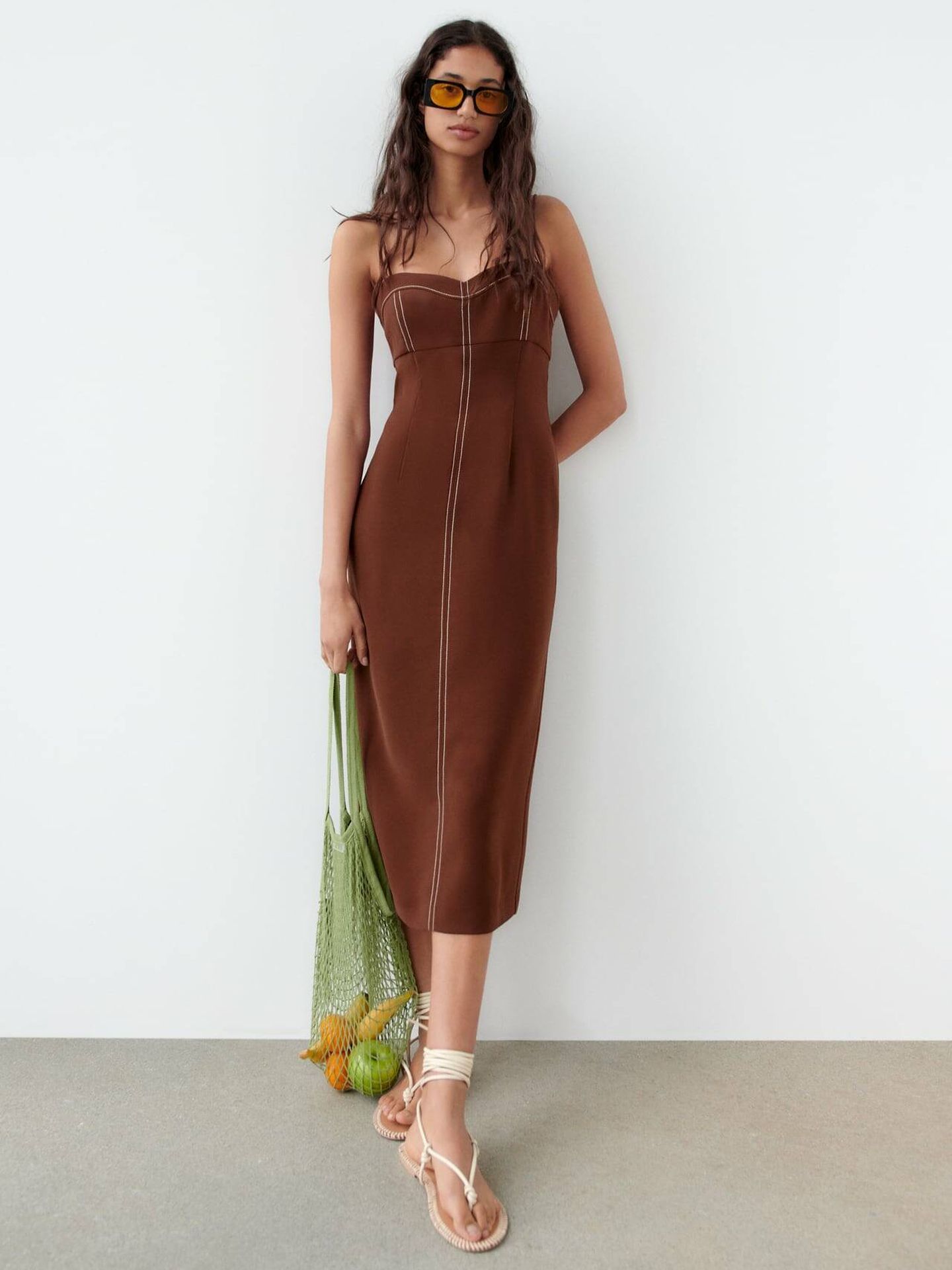 Vestido marrón de novedades. (Zara/Cortesía)