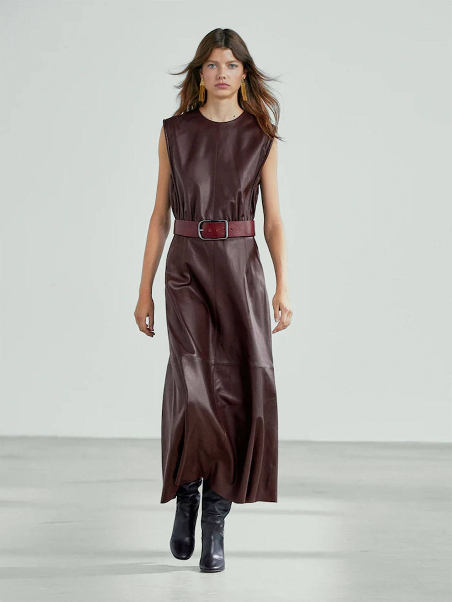 El vestido 'leather effect' de Massimo Dutti. (Cortesía)