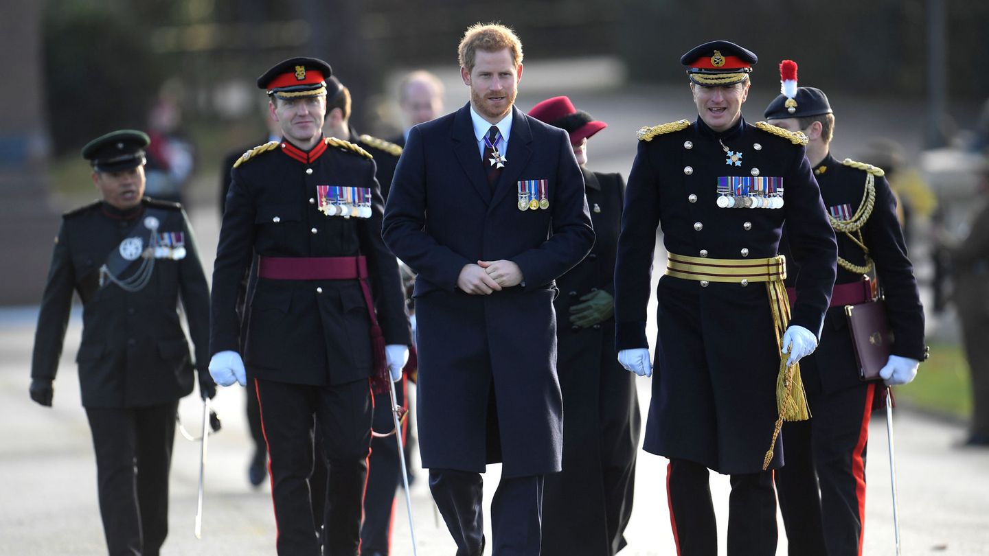 El príncipe Harry pasa revista a los cadetes en Sandhurst. (Reuters)