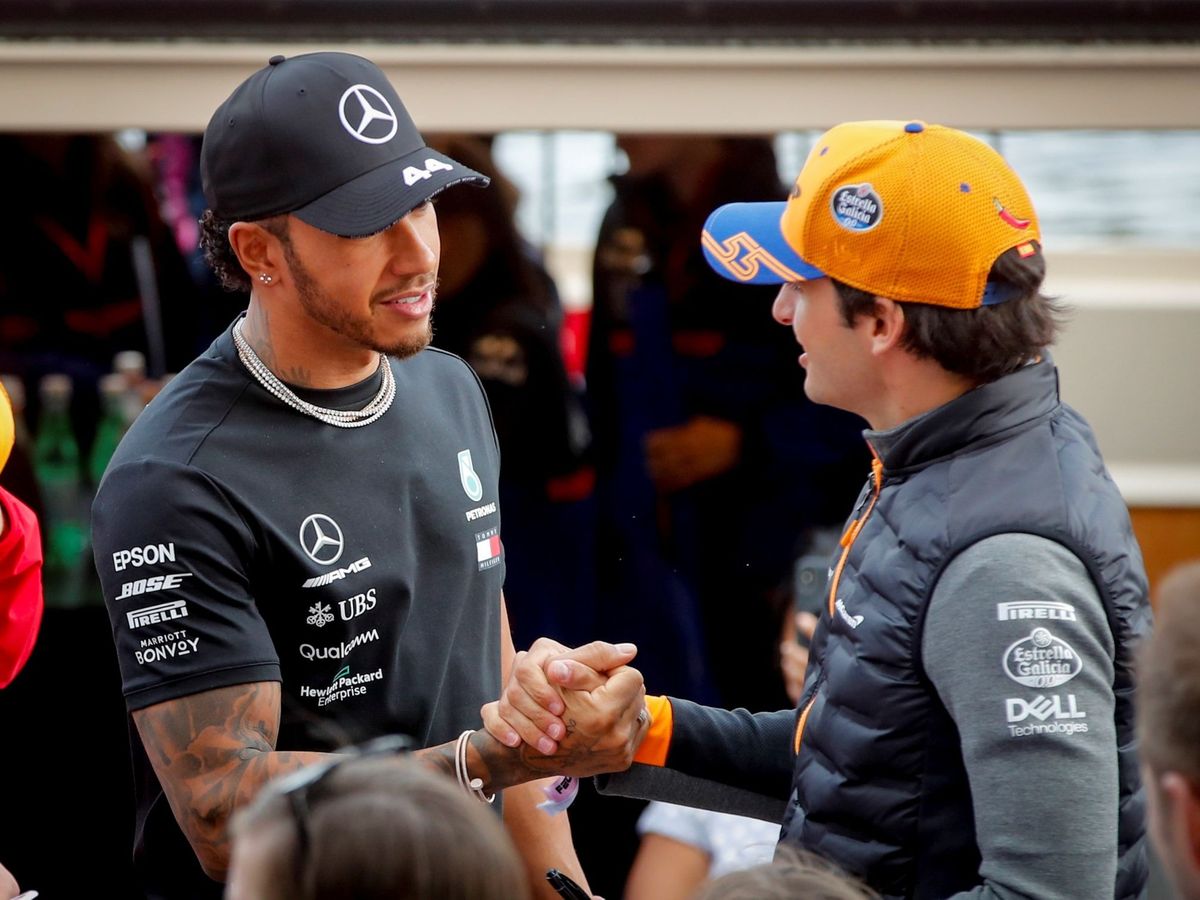 Foto: Lewis Hamilton y Carlos Sainz en Australia del año pasado. (EFE)